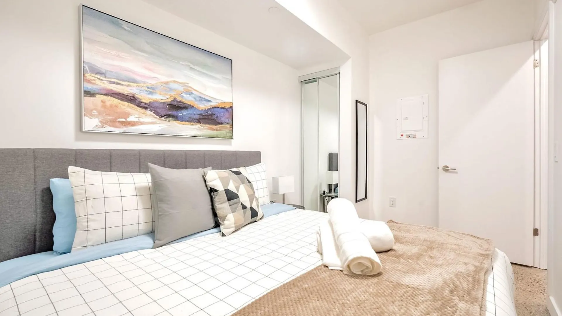 Modern 2Br Apartment - Regent Park Near Downtown Toronto Canada