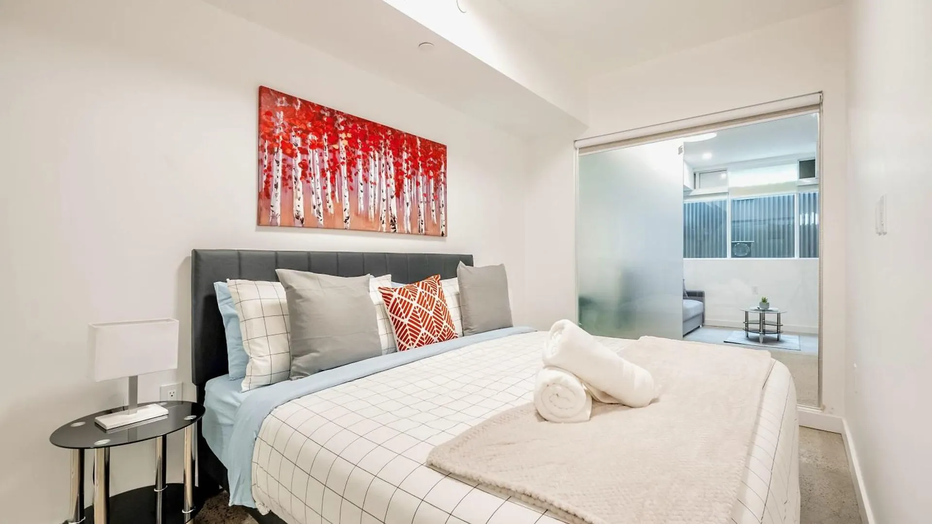 Modern 2Br Apartment - Regent Park Near Downtown Toronto Canada